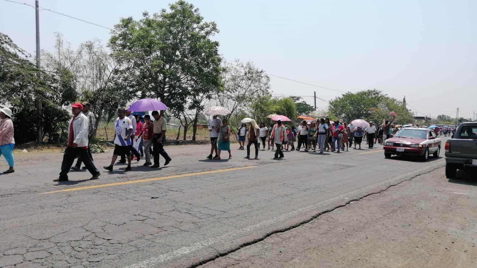 Protestan en Paso de Ovejas por falta de agua y granja de pollos insalubre