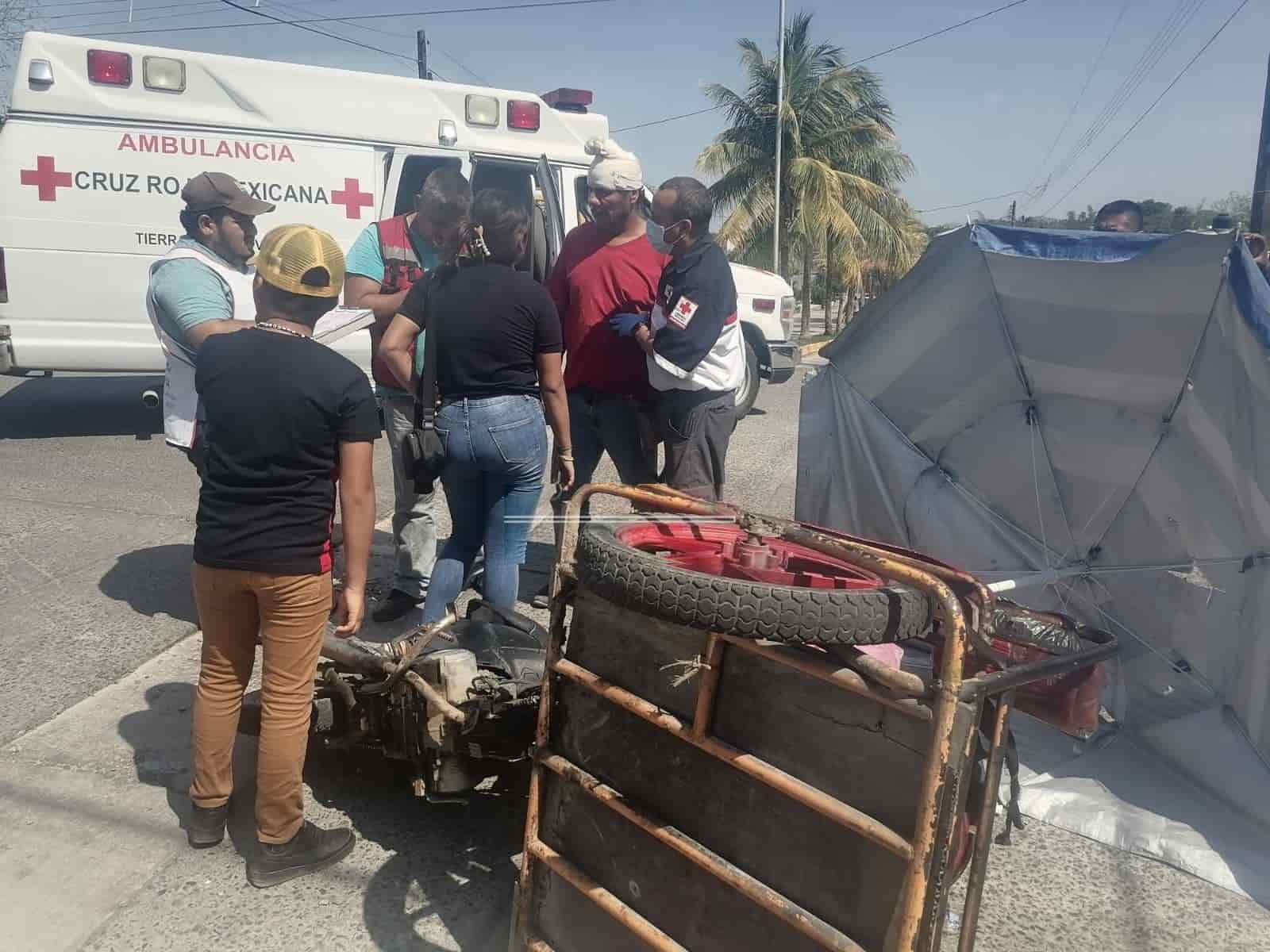 Vuelca moto-triciclo de tepache en calles de Tierra Blanca
