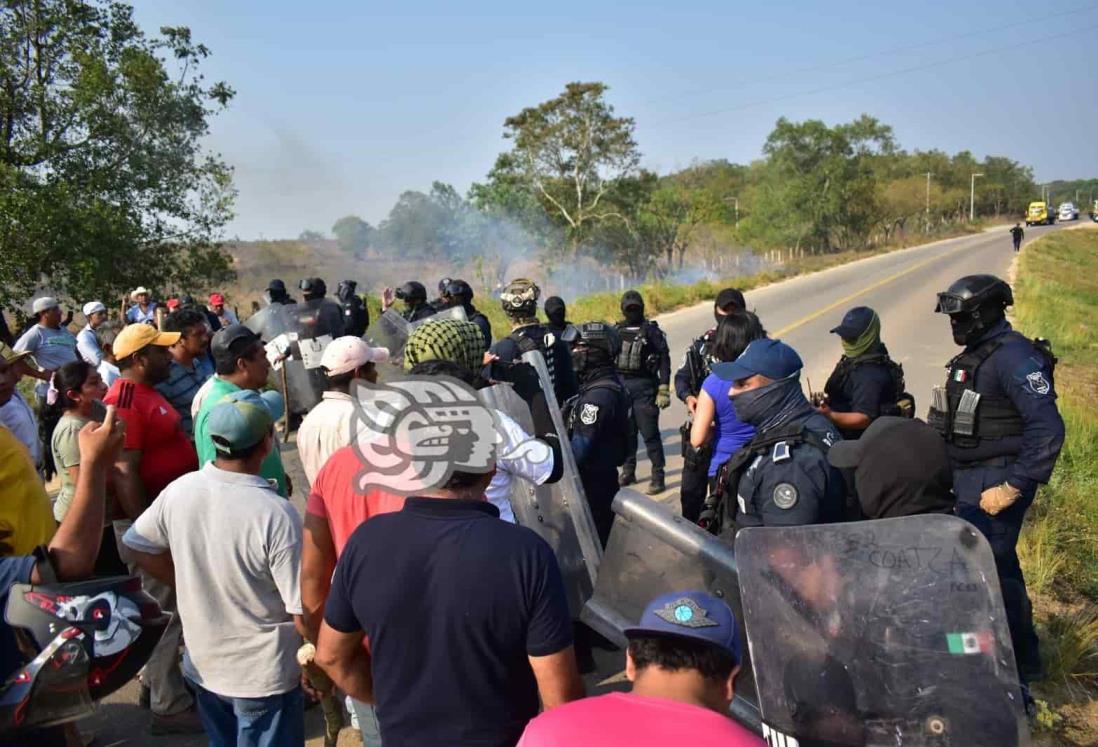 Desalojan a manifestantes tras 15 días de paro en planta de San Juan Evangelista