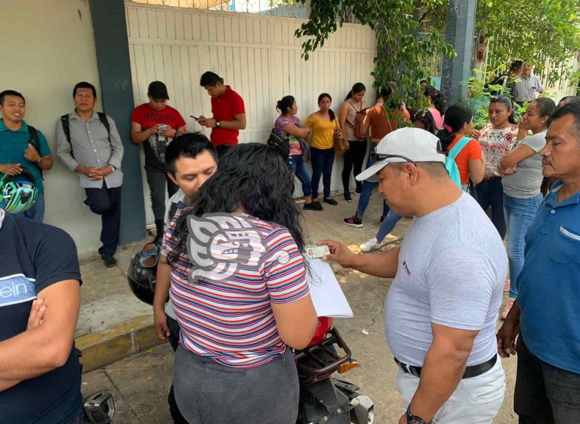 Exigirán finiquito; despiden a más 120 trabajadores de Estación Migratoria Acayucan (+Video)