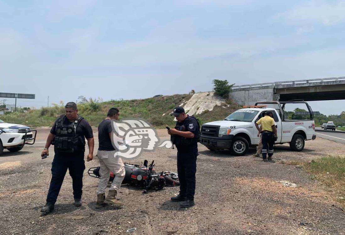 Amigos sufren accidente en motocicleta en Acayucan