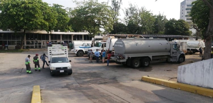 ¡Escuelas y hospitales son prioridad! Con 10 pipas hacen frente a escasez de agua en Coatzacoalcos