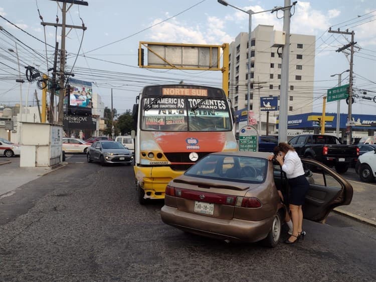 Camión urbano impacta a familia en fraccionamiento Costa Verde (+Video)