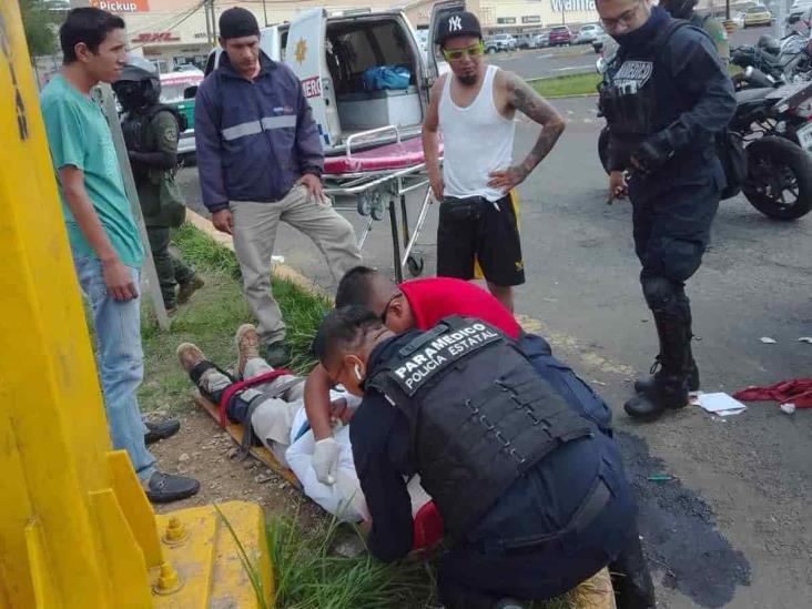 Taxi golpea a motorrepartidora en Xalapa