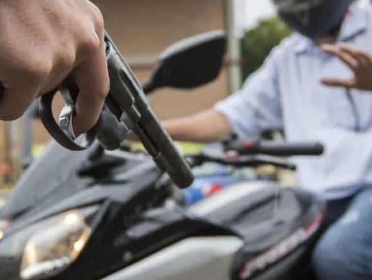 ¡Violento robo! despojan a sujeto de su motocicleta en Minatitlán