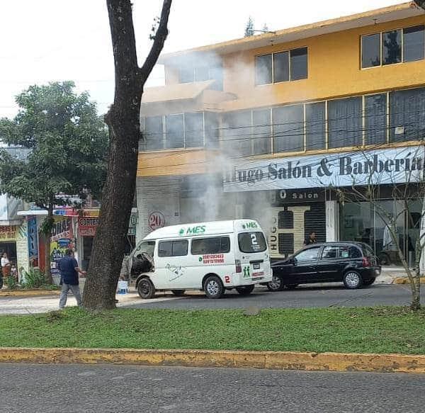 Se incendia transporte escolar en Xalapa