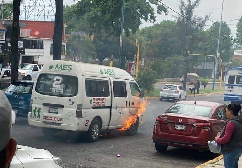 ¡Transporte escolar se incendia en Xalapa!