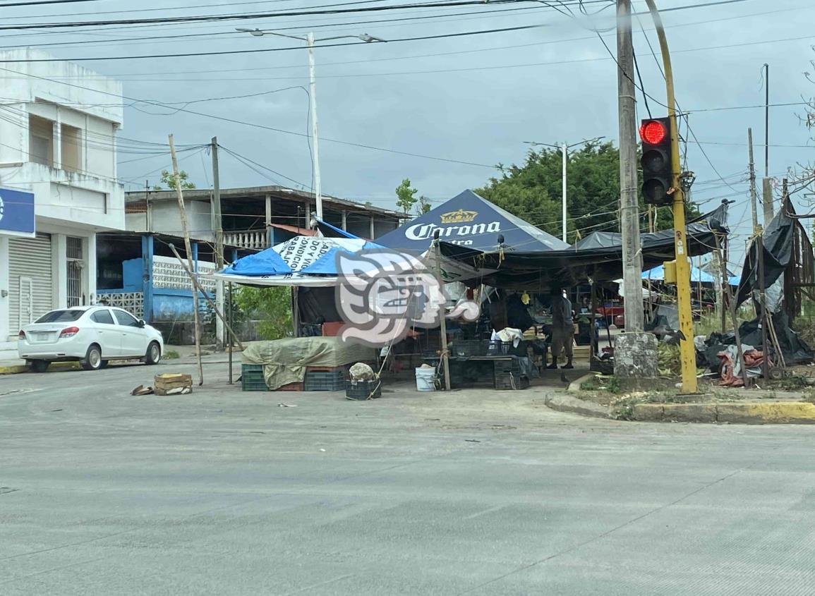 Sigue invadida de comerciantes la calle Roma en Minatitlán