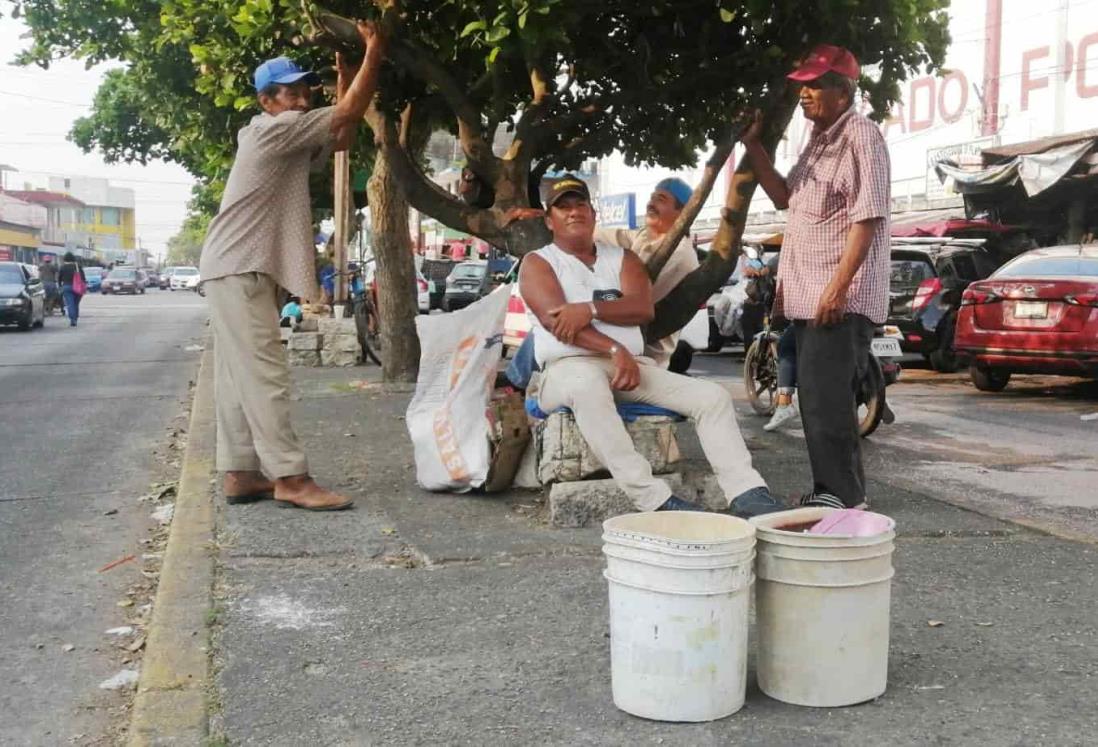 Albañiles veracruzanos festejan su día en silencio