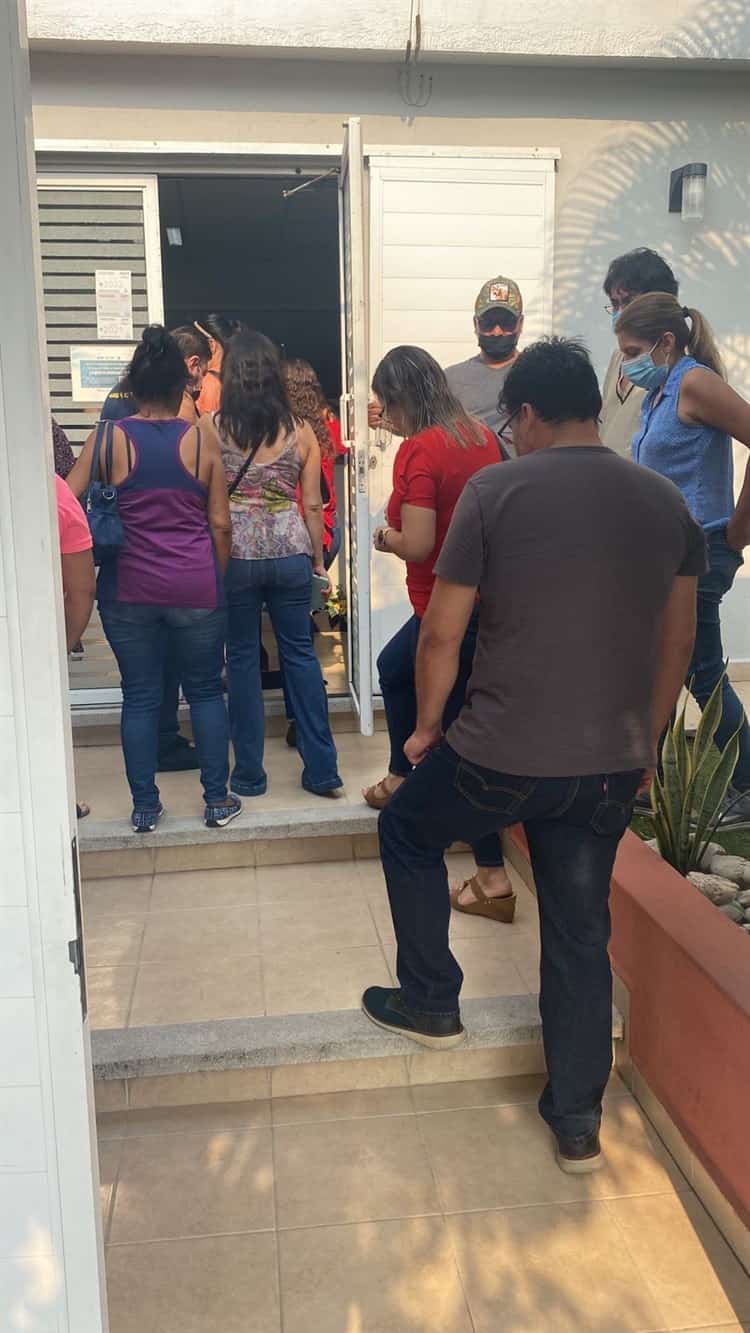 Padres se manifiestan en colegio del que se escapó niño en Veracruz