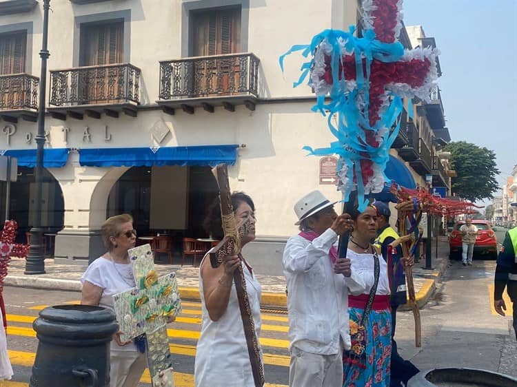 Realizan procesión por el Día de la Vera Cruz