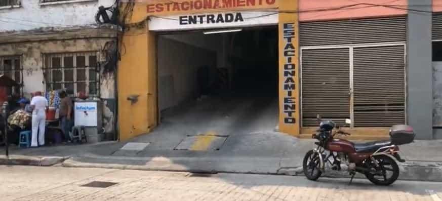 ¡De nervios! elevador encierra a familia en Plaza Gastronómica de Veracruz