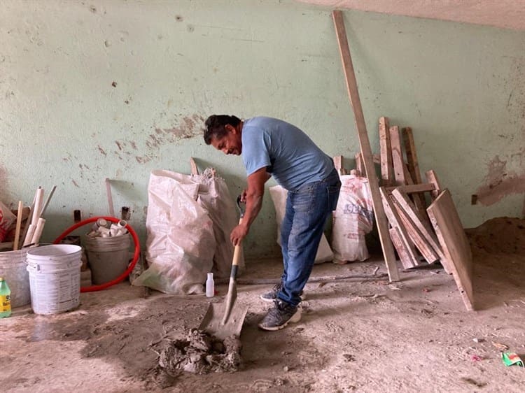 No cualquiera es albañil, yo mismo construí mi casa en Veracruz, narra Joaquín