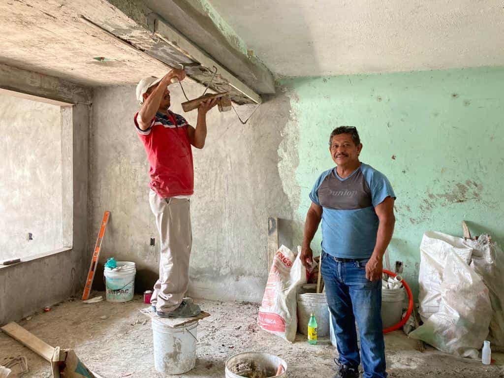 No cualquiera es albañil, yo mismo construí mi casa en Veracruz, narra Joaquín