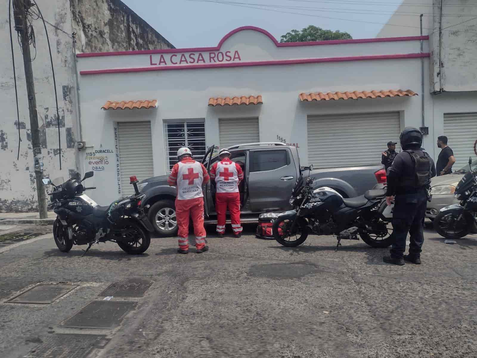 Mujer les echa la camioneta a ladrones y pisa acelerador hasta pedir auxilio