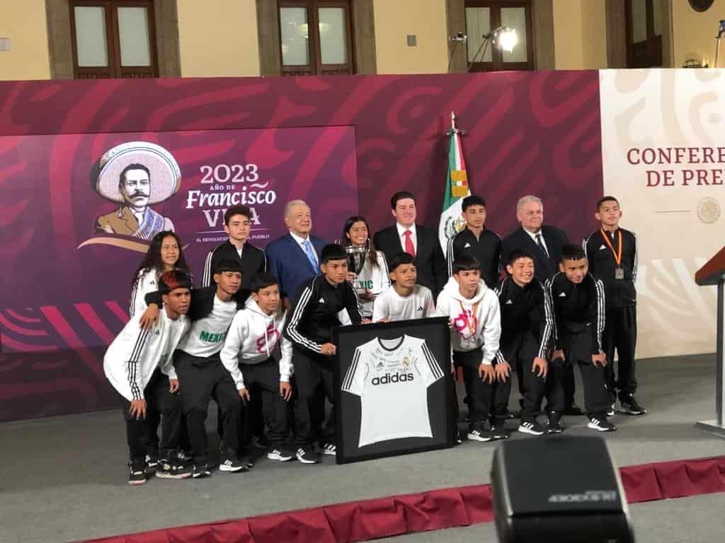 Reconoce AMLO a niños de futbol mixto