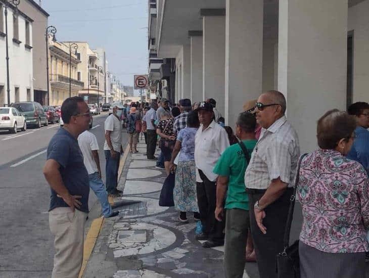 Arriba desde temprano: abuelitos jarochos madrugan para cobrar pensión de Bienestar