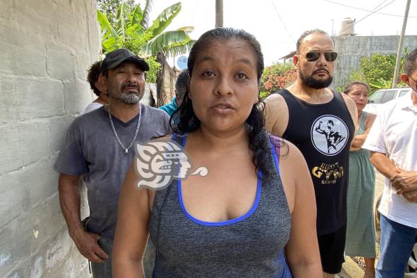 ¡Ya se endrogó! Camión de volteo derriba poste de CFE en Minatitlán (+Video)