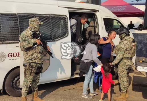 Acayucan: Aseguran camioneta con migrantes; detiene a pollero