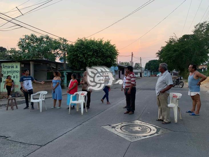 Constantes apagones y falta de energía en colonias de Acayucan (+Video)