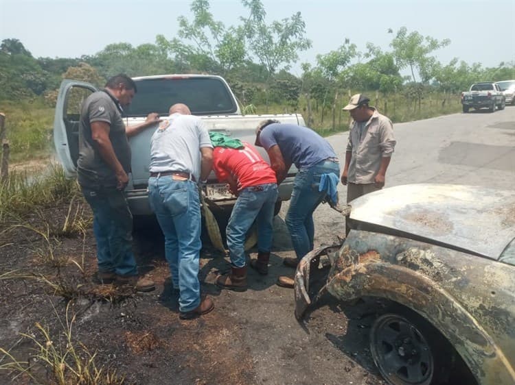 Arde camioneta por corto circuito en municipio de Veracruz