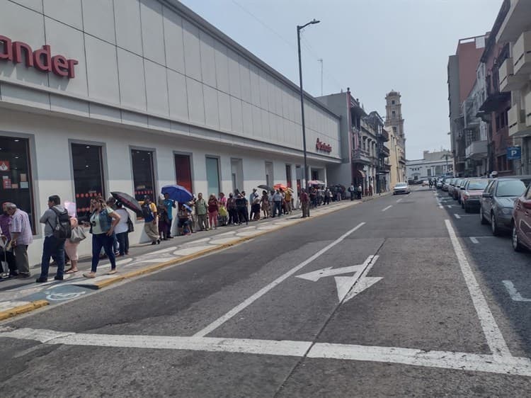 Arriba desde temprano: abuelitos jarochos madrugan para cobrar pensión de Bienestar