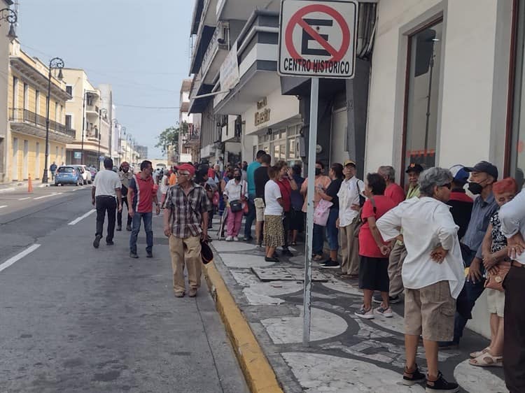 Arriba desde temprano: abuelitos jarochos madrugan para cobrar pensión de Bienestar