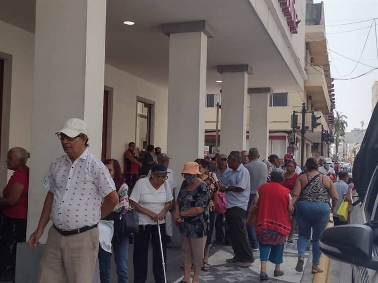 Arriba desde temprano: abuelitos jarochos madrugan para cobrar pensión de Bienestar