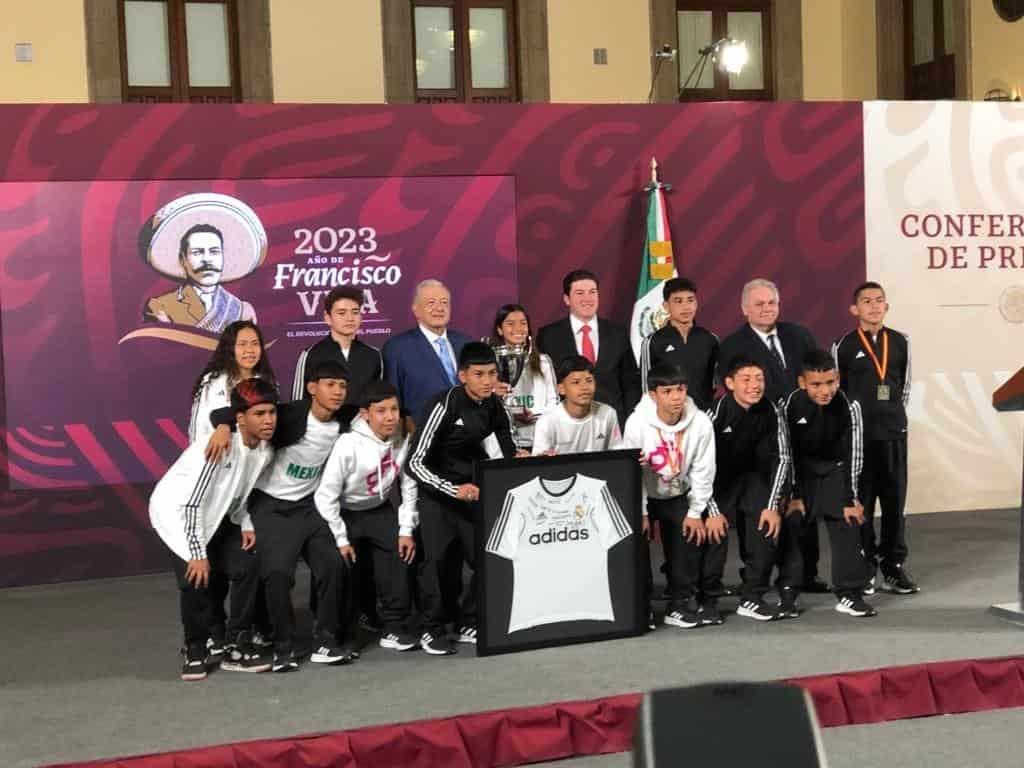 AMLO celebra triunfo de niños de NL en torneo mundial de futbol