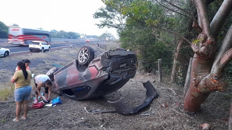 Vuelca en la autopista Córdoba-Veracruz; le voló una lámina y tuvo que volantear