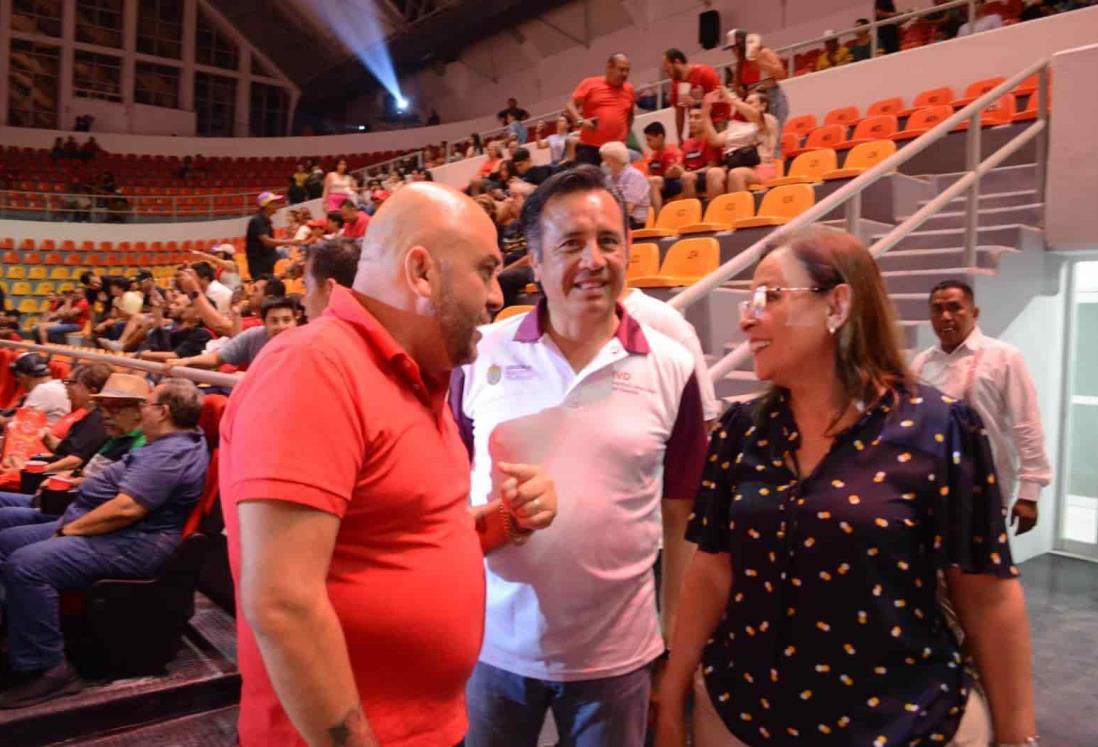 Rocío Nahle roba reflectores al clásico de basquetbol femenil en Veracruz