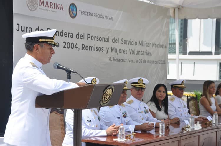 Jóvenes de la Marina del Servicio Militar realizan jura de bandera en Veracruz