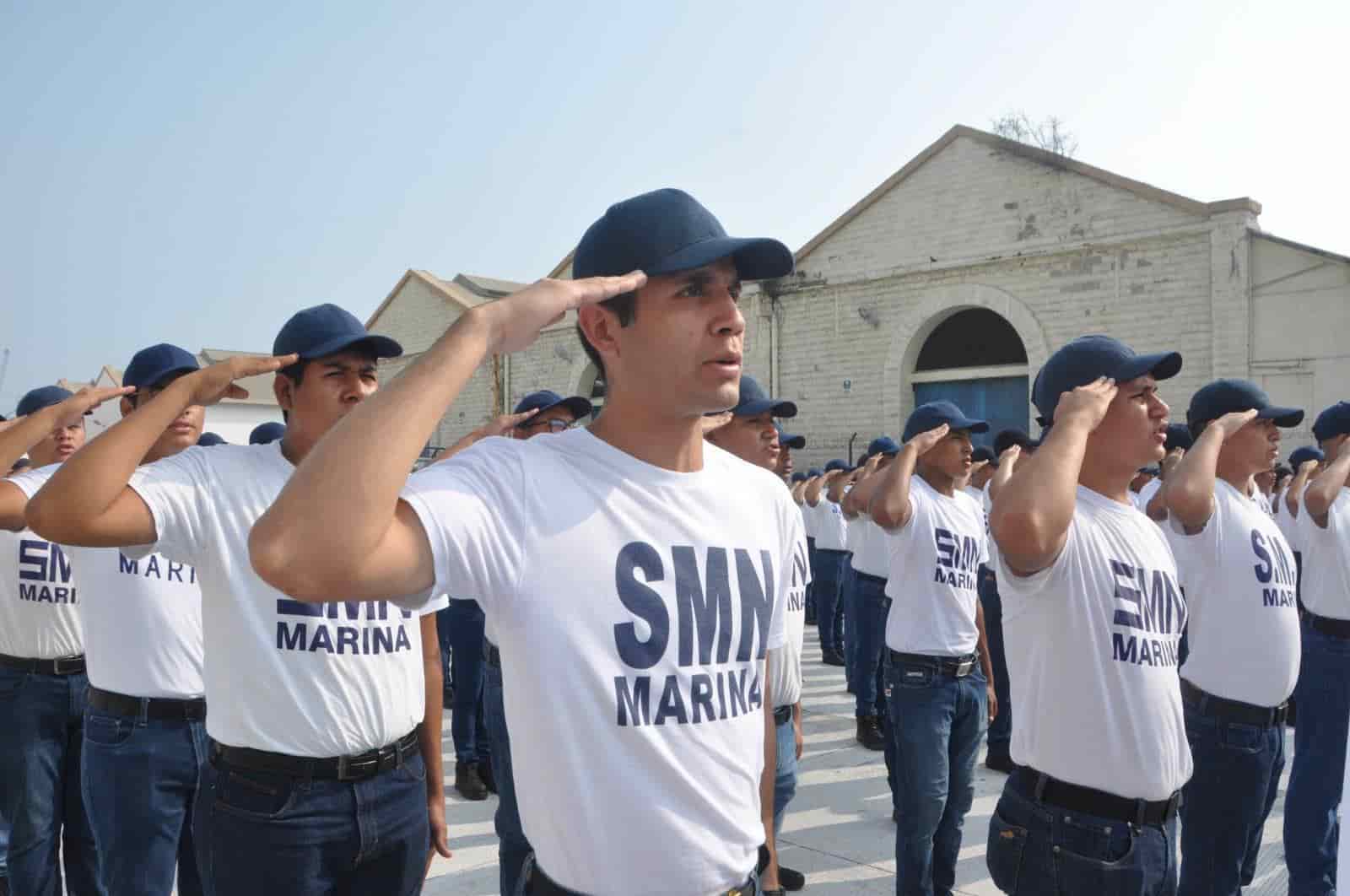 Jóvenes de la Marina del Servicio Militar realizan jura de bandera en Veracruz