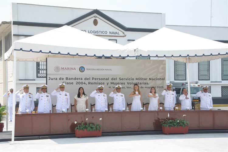 Jóvenes de la Marina del Servicio Militar realizan jura de bandera en Veracruz