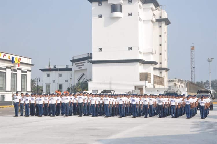 Jóvenes de la Marina del Servicio Militar realizan jura de bandera en Veracruz