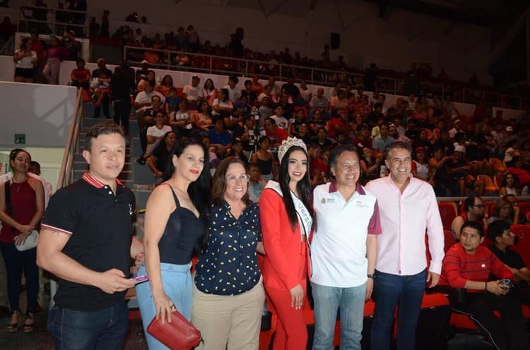 Rocío Nahle roba reflectores al clásico de basquetbol femenil en Veracruz