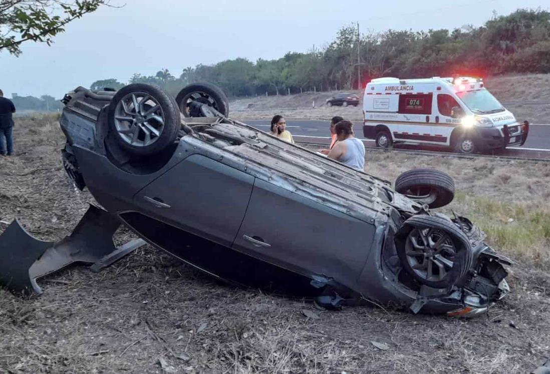 Vuelca en la autopista Córdoba-Veracruz; le voló una lámina y tuvo que volantear