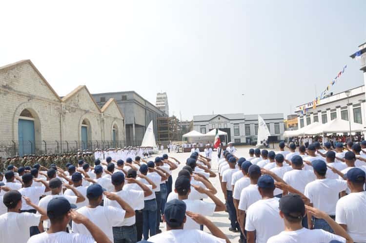 Jóvenes de la Marina del Servicio Militar realizan jura de bandera en Veracruz