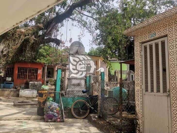 Limpian panteones en el estado de Veracruz previo al 10 de mayo