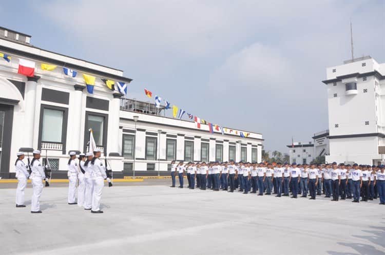 Jóvenes de la Marina del Servicio Militar realizan jura de bandera en Veracruz