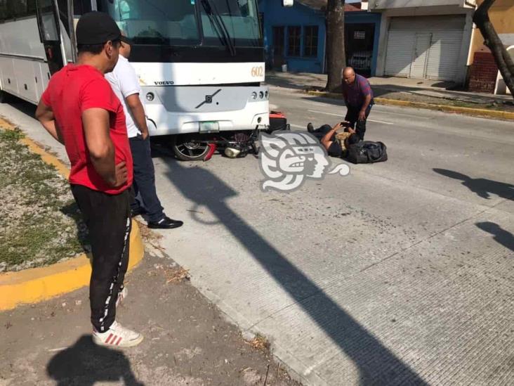 Autobús arrolló a motociclista en Xalapa
