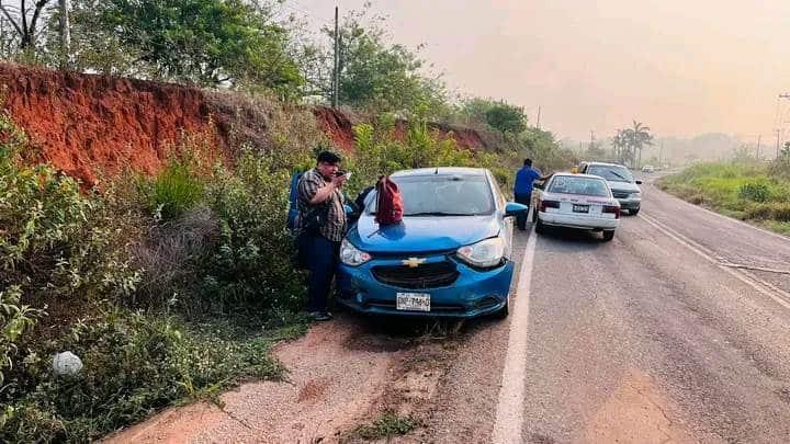 Automóvil termina impactado contra muro de tierra en Minatitlán