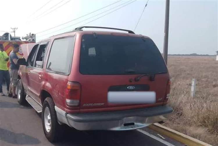 Evitan incendio de camioneta familiar en carretera de Alvarado