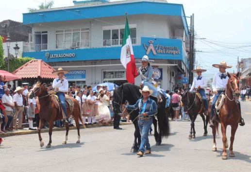 Más de 3 mil personas conmemoran el CLXI aniversario de la Batalla de Puebla en Misantla
