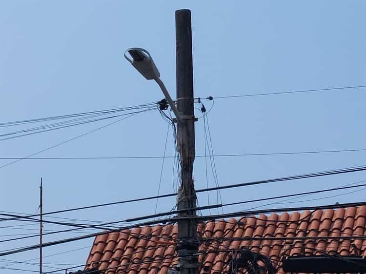 Alertan por poste a punto de caer en colonia de Boca del Río