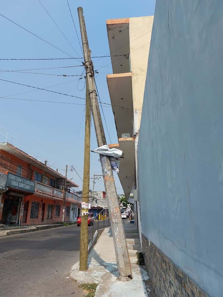 Alertan por poste a punto de caer en colonia de Boca del Río