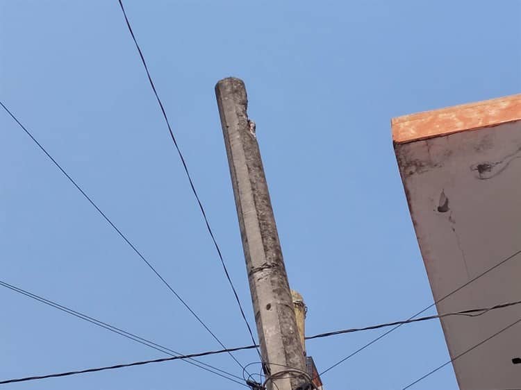 Alertan por poste a punto de caer en colonia de Boca del Río