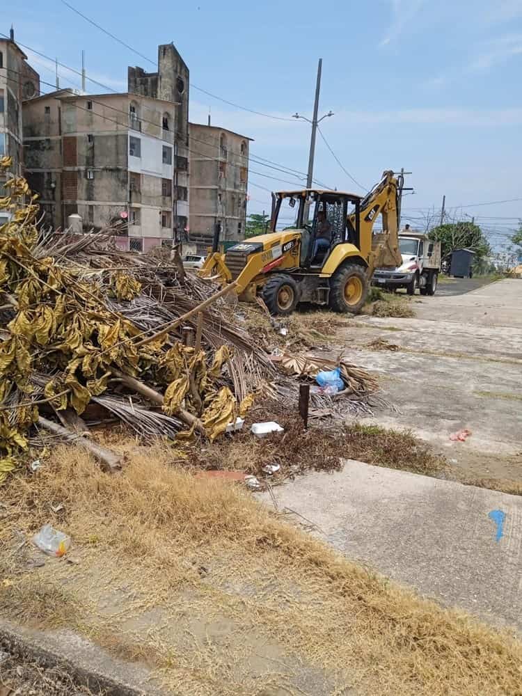 Atienden a vecinos de la colonia Vistalmar; retiran toneladas de basura