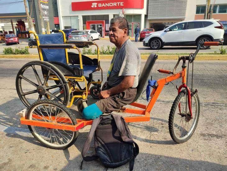 ¡Nada lo detiene! Se quedó sin piernas y ahora fabrica bicicletas adaptadas en Coatzacoalcos