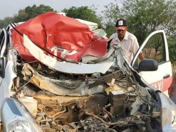 Taxi choca con camión cañero en Rodríguez Clara